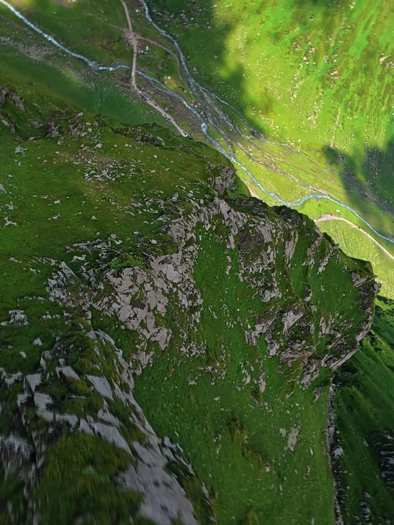 Witness vast mountains and rivers